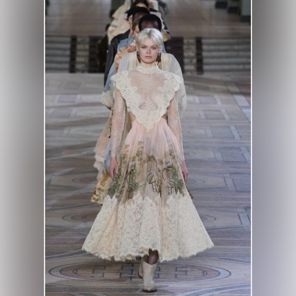 🌸AVAILABLE FOR HIRE🌸 Runway Luminosity Lyrical Corded Lace Gown - Picture 8 of 16